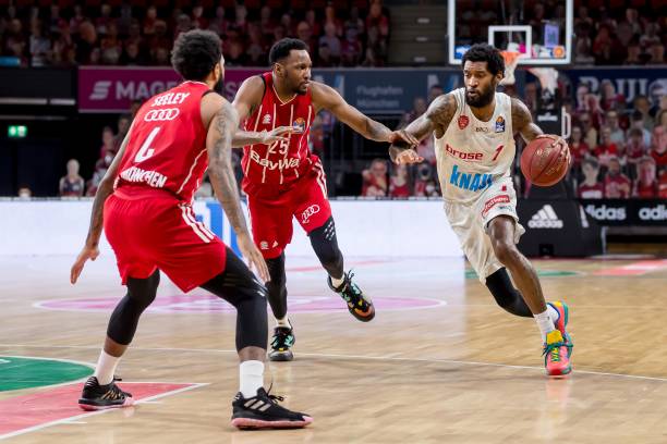 在防守端亦 在防守端亦